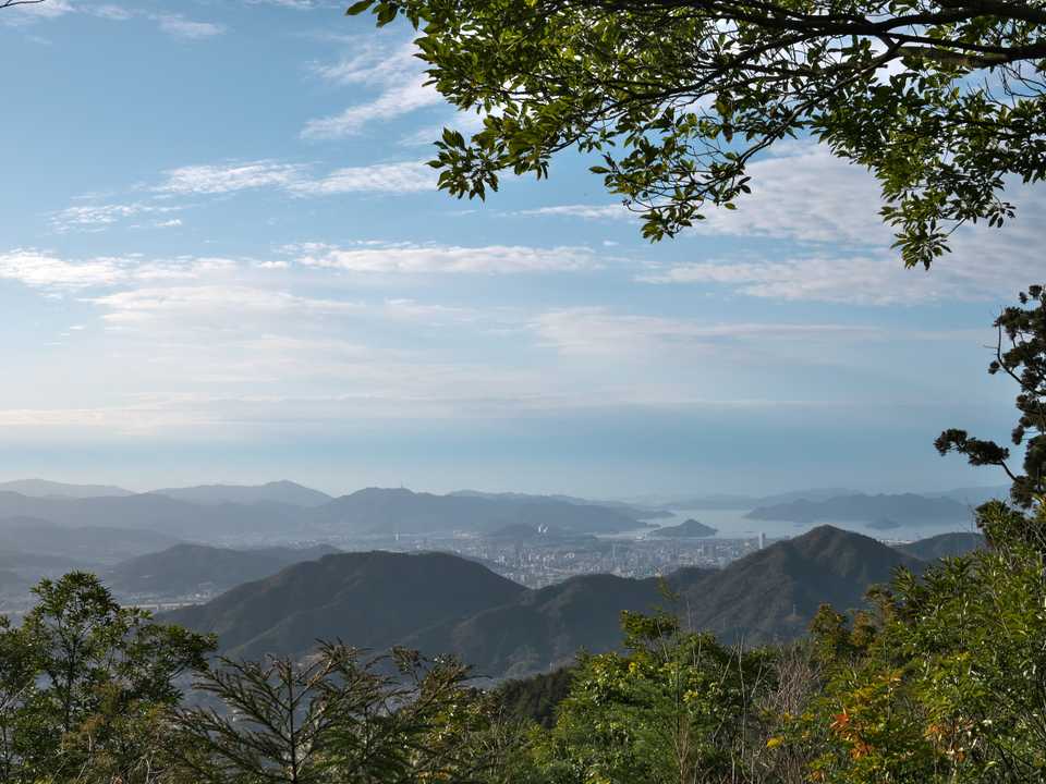 こちらからは先ほどの展望岩より標高が上がったので武田山、火山越しに広島市街地がより見えるようになりました(^^)