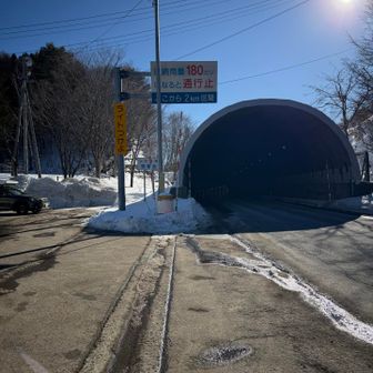 駐車スペース。5時過ぎについた時は80パーくらい。戻ったら溢れて路肩に駐車多かったら。
