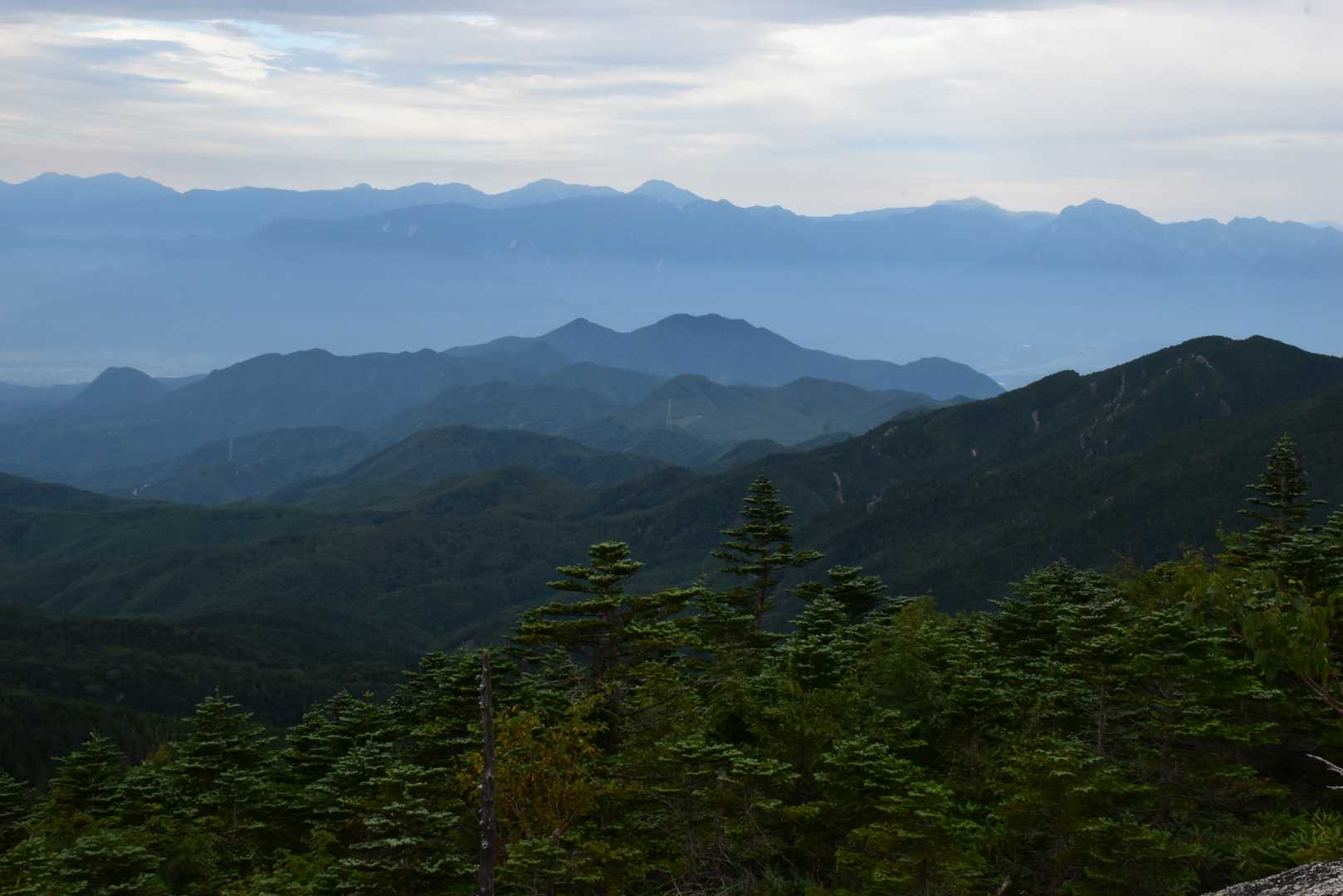 曇天模様も
南アルプス南部の山々までしっかり見える