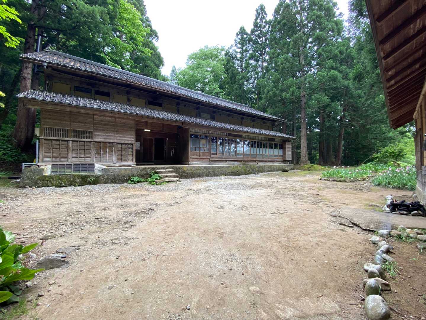 オオカミ子どもの雨と雪　花の家です
今日は中にお邪魔してみました^ ^