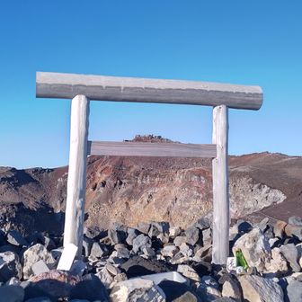 久須志岳の鳥居
剣ヶ峰山頂も一緒に👀📷️♡