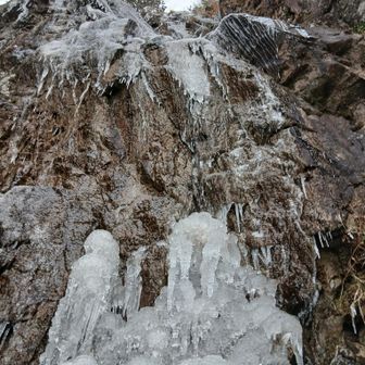 氷瀑🧊真下から撮ってみました📸😆
この角度からだと良い感じに見えませんか？😁🤩✨️🧊