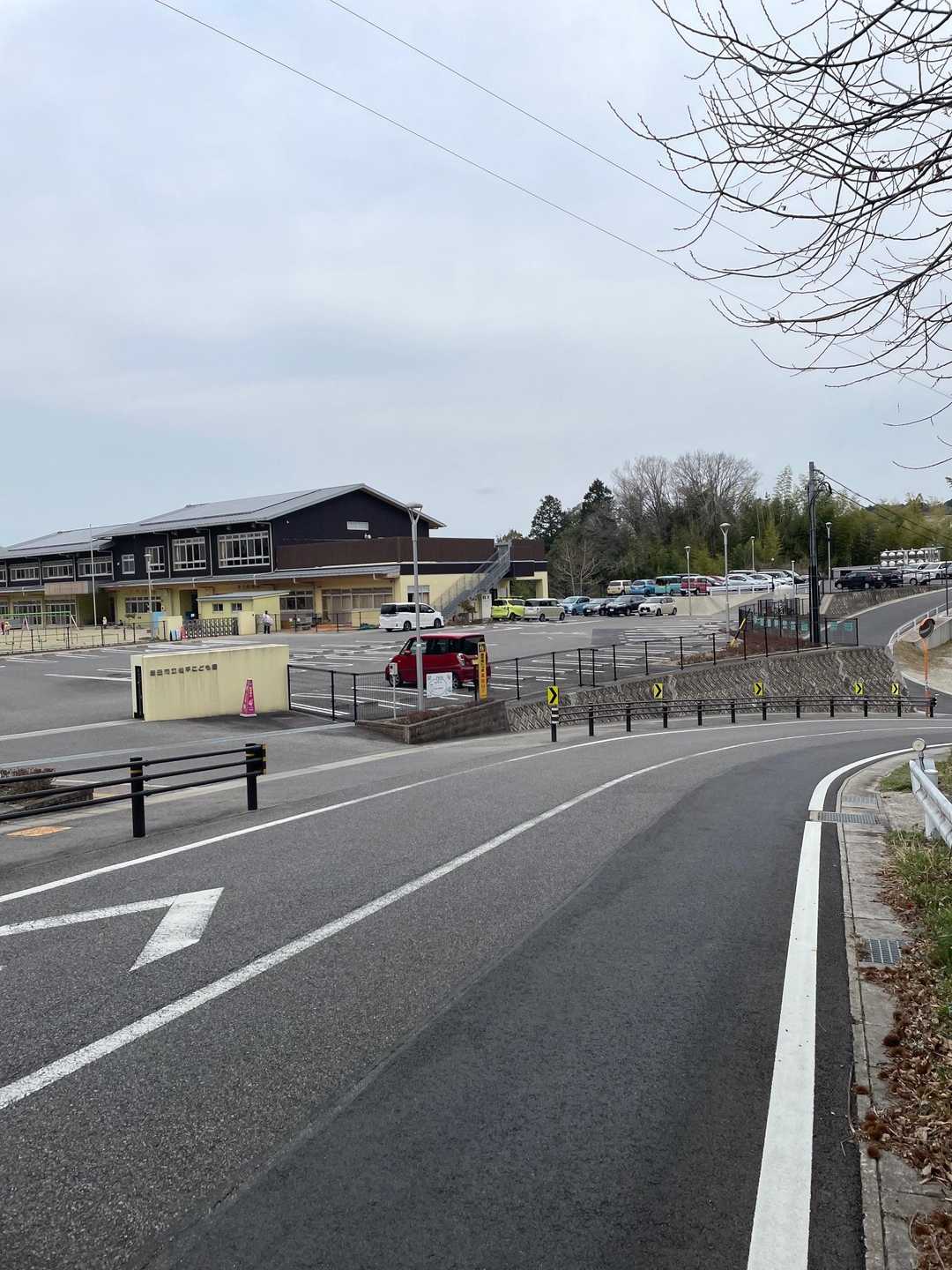 登山口手前のこども園！
駐車場は広いのですが停めると注意されます😱
ケチンボ😒
休園日は判りませんが、平日は残念ながら停める場所は有りません😓
ので秘密の場所に止めました😅