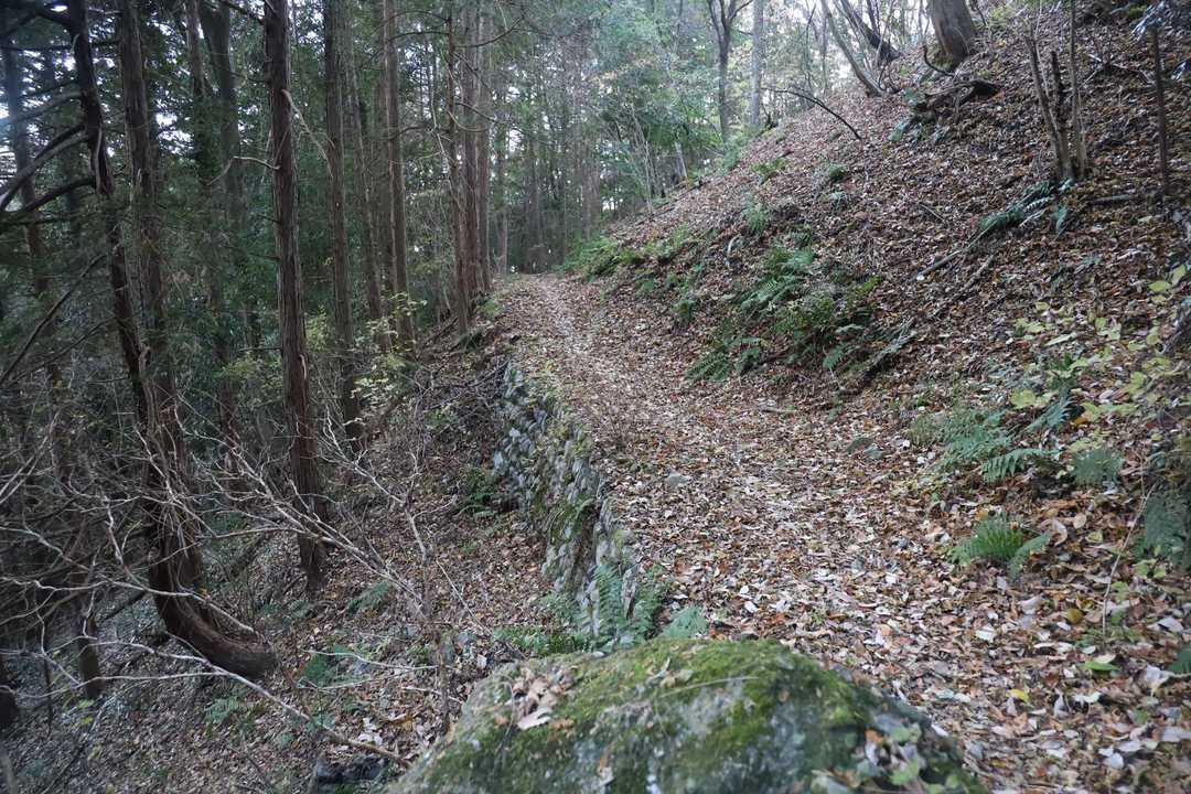 道なりの石積み