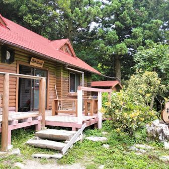 山小屋あるなんて😲
キレイ
小屋の横の広場でテン泊できるみたい
学生さん賑わっていました