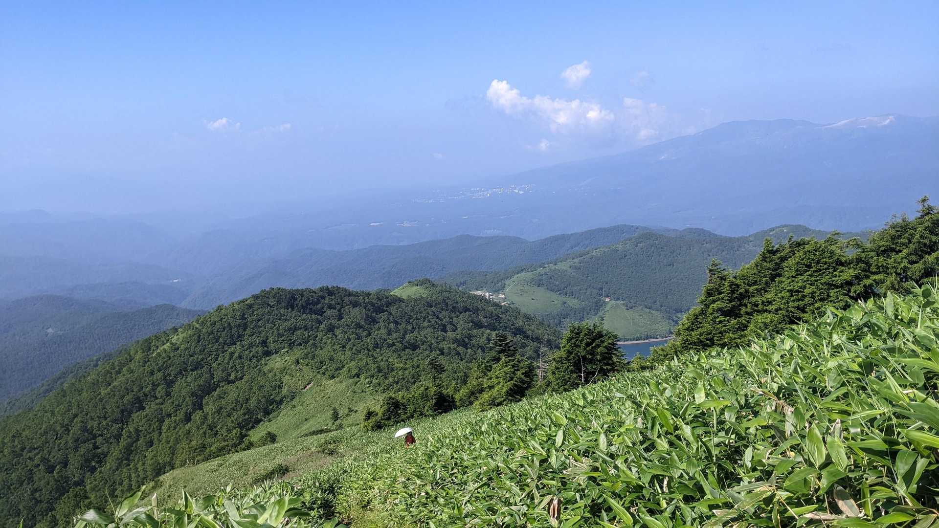 草津の街と右奥は草津白根山かな?