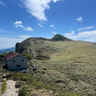 天空の孤島

てか、小屋が顔みたいでかわいい