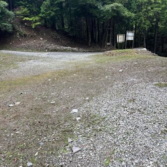 でや
なんと　大きな駐車場🅿️  ここに止めるのが良いでしょう
が…  ルートがね🤣
まあま
利用出来る駐車場🅿️には　間違いないです