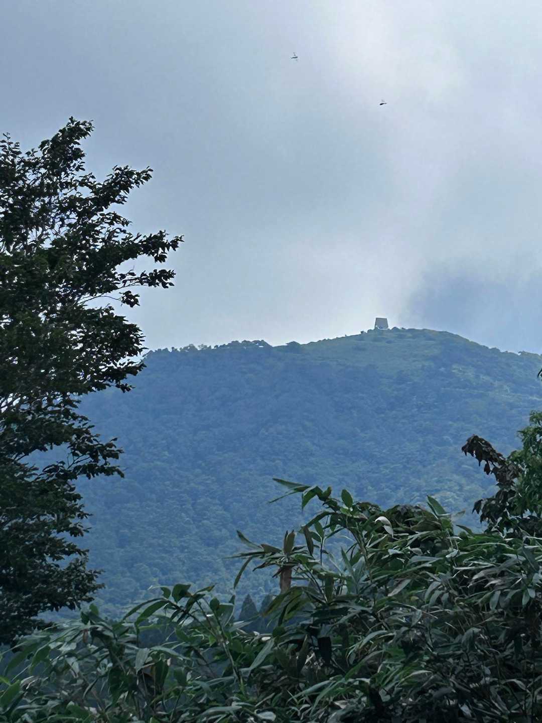 山頂小屋も見えて来たが何か山頂がガスって来て