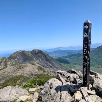 中岳(1,791m)の山頂〜🏁
向こうの三股山が美しい✨✨