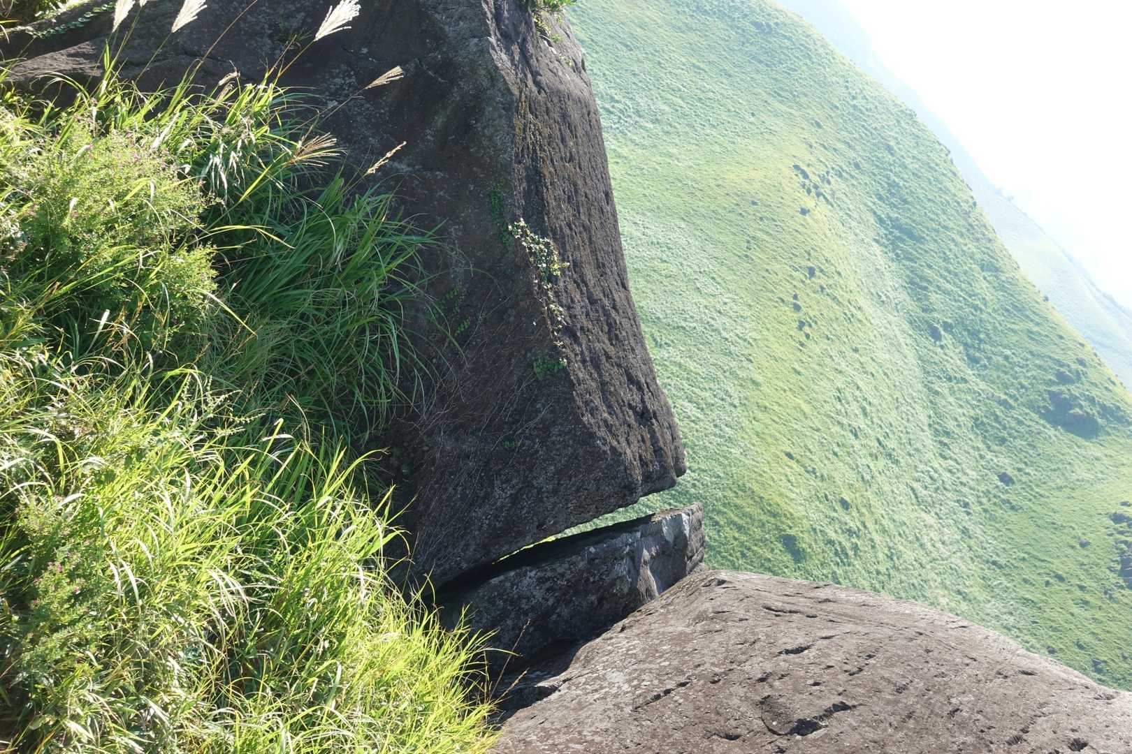 鉾岳のぱっくん岩に対抗する、微ぱっくん岩。角度を変えてます。
