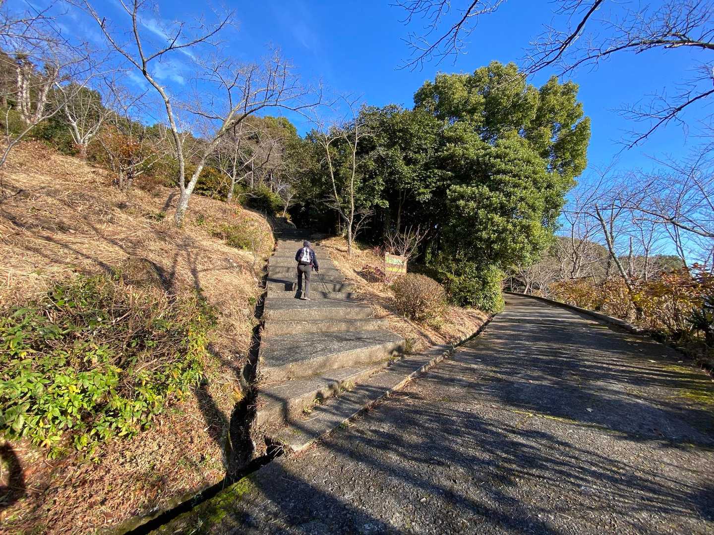 山口市小郡の「栄山公園（さかえやまこうえん）」駐車場からスタート❗️
 栄山神社横から山道に入ります。