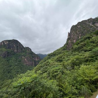 スタート地点（南側登山口近くの展望所）からの眺望
左が先日登った矢筈岳で右がこれから登る比叡山だと思います