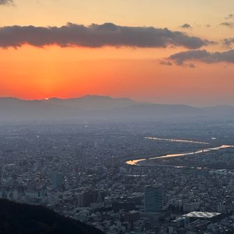 山に隠れました
約10分間の落日ショー😊
空が良い色に染まってる
長良川もオレンジのリボン