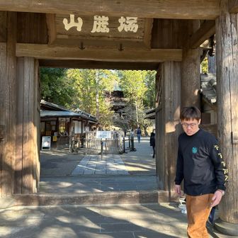 北鎌倉から円覚寺へ。道民からすれば初夏だと、ロンTのみ。