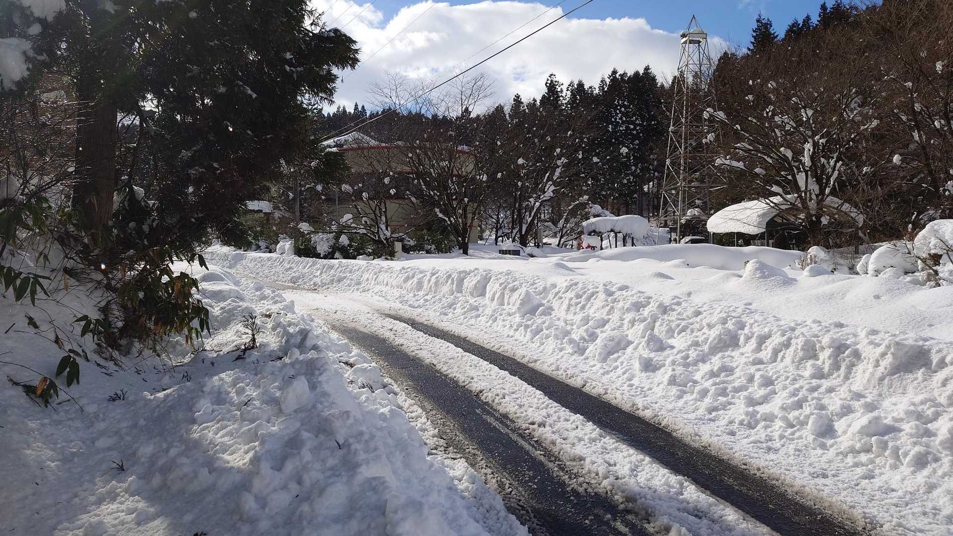 道路除雪されてなかったら帰るつもりだったが…
完璧です💯💮

ラッセル楽じゃありませんが気持ちよかったです✨
ラッセル要員必要の場合はお声がけ下さい！
メガホン持って応援に行きますꉂꉂ📣(笑)

ありがとうございました
m(_ _)m