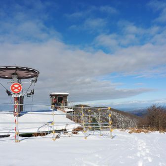 医王山スキー場、今季はファミリーゲレンデのみだそうでペアリフトには柵が、、😲⛷️