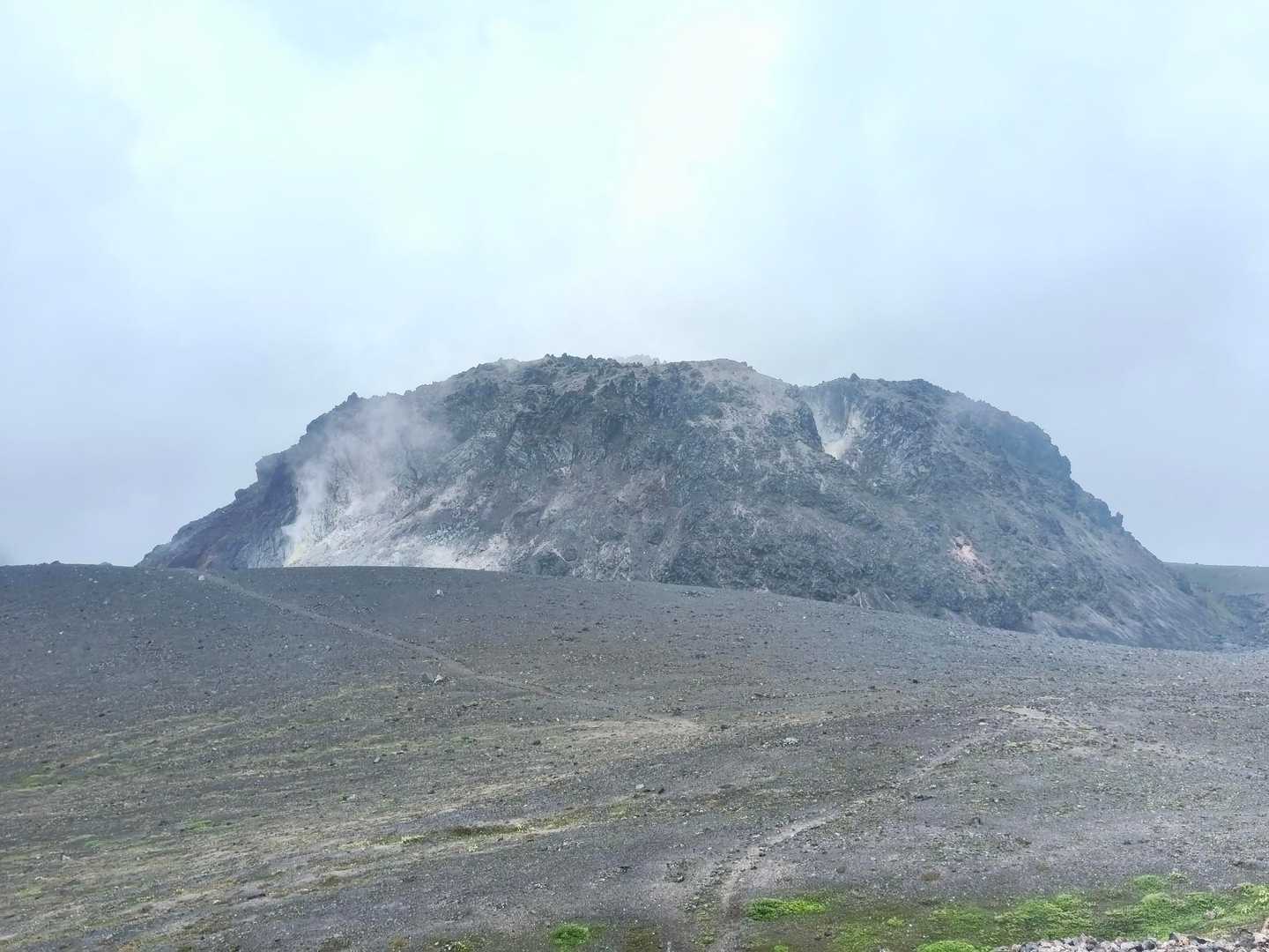 お鉢の真ん中に溶岩ドームが鎮座しています。
