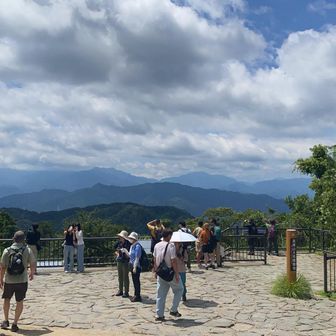 高尾山頂、にぎわってました。