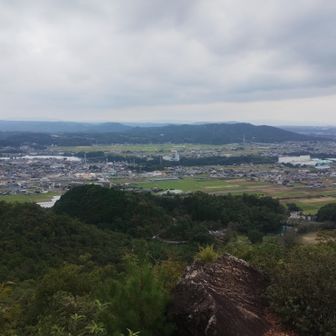 お昼ご飯食べて、八坂山へ向かったが雨が降ってきたので下山に変更