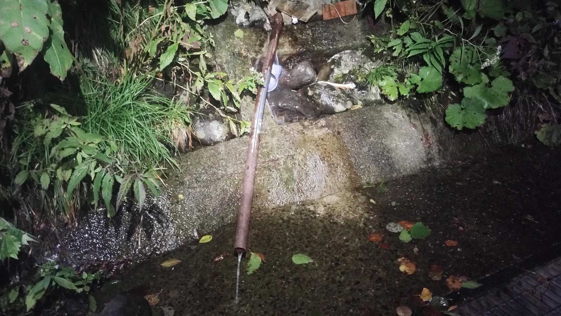 奥産道途中の水場は出てます🚰