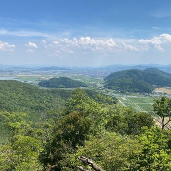 奥津山山頂で一休み、歩いて来た山並みを振り返る。
この時点でだいぶ時間かかっていたしもうけっこうヘロヘロだったので、帰りはバスにしてゆっくり歩くことにする。
