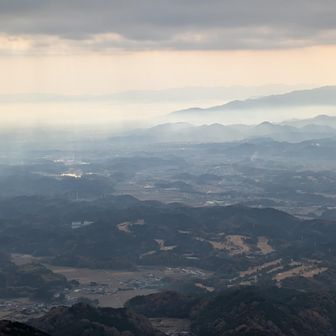 松阪市方面の山だがよくわからない・朝熊岳は昔行ったが…観音岳だろうか？