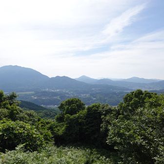 左が宝満山