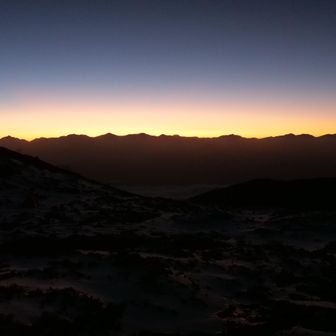 翌朝、ご来光を見に再び山頂へ
