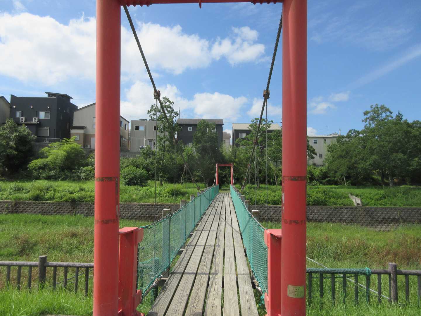 歩くと立てに揺れる橋。