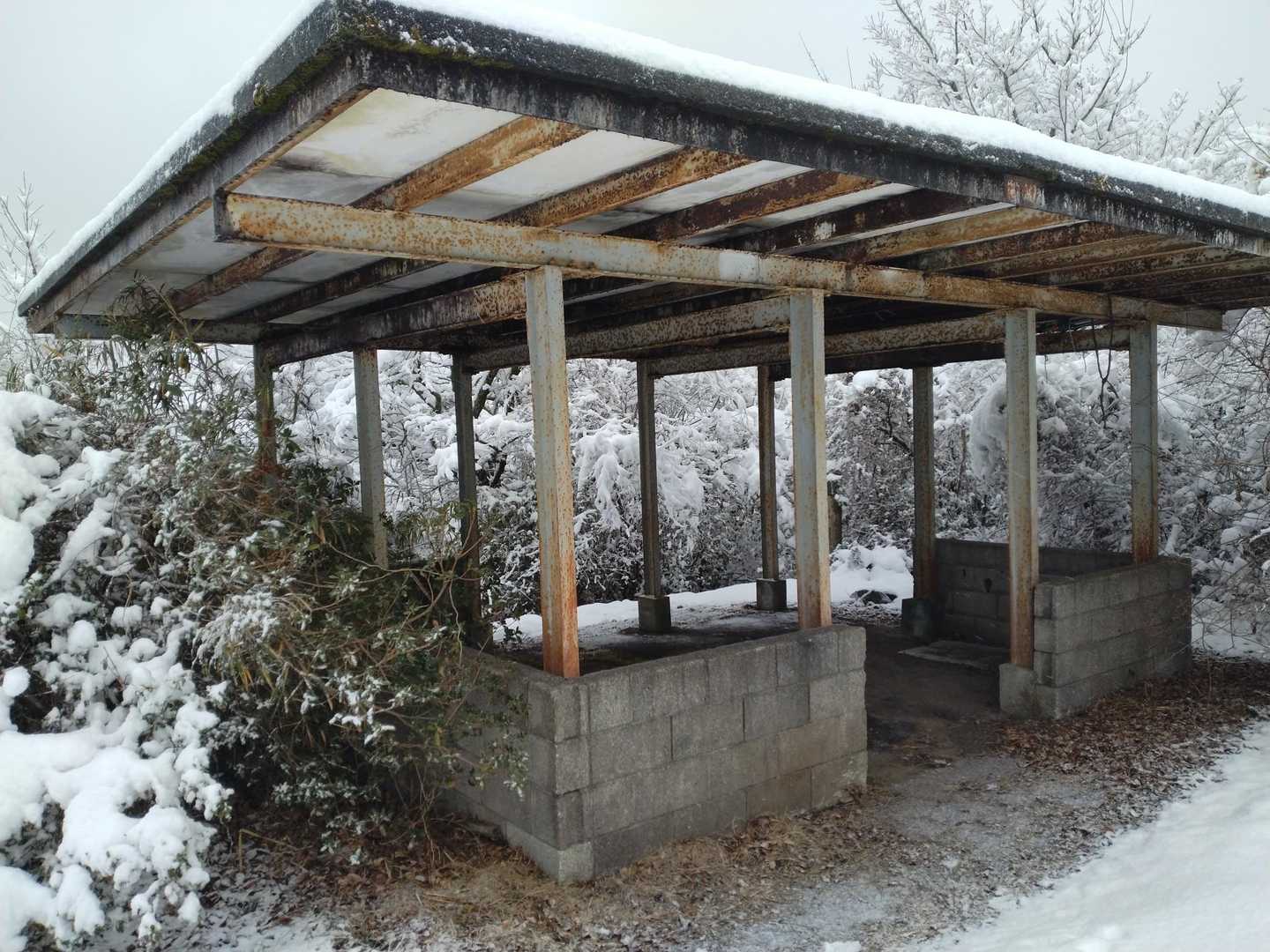 城山山頂 休憩所？イスはありません