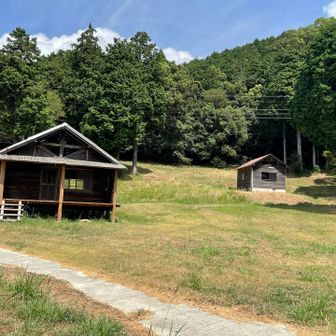 キャンプ場にはバンガローが3棟あります🏠
