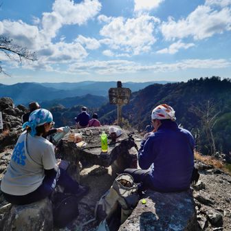 石のテーブルがあります。