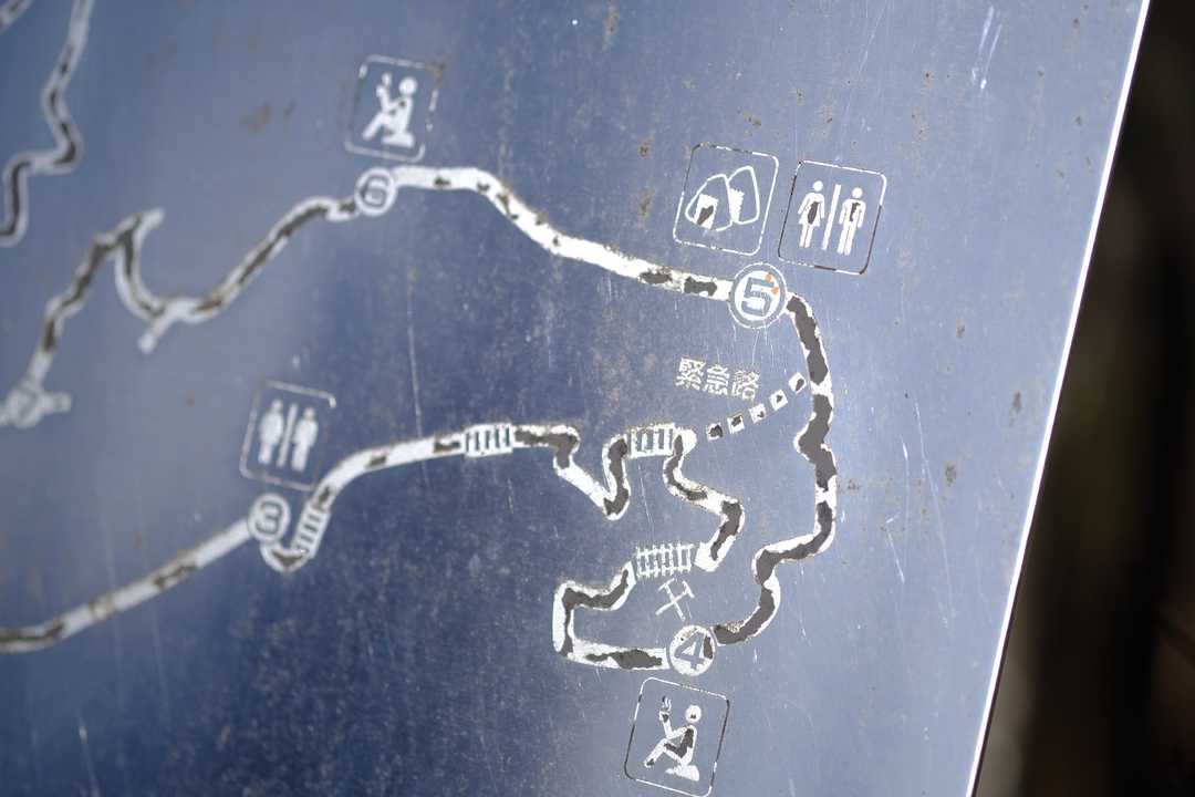 案内板。
⚒️マークの所が柘榴石(ガーネット)採掘跡地。
🚻マークには本当に仮設トイレがあります。