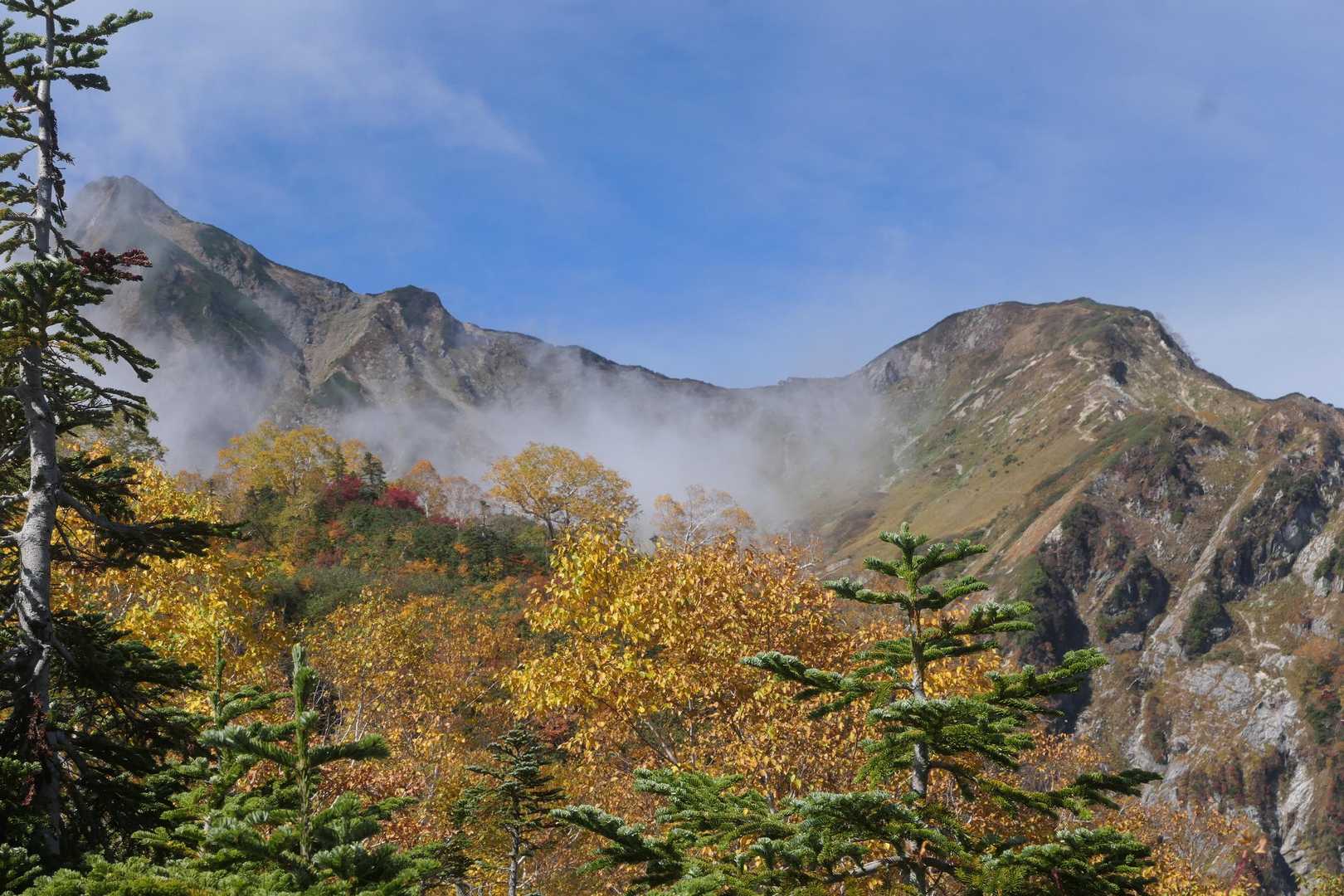 稜線上に五竜山荘が見えてきました。