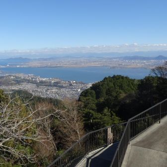 延暦寺駅の展望所から琵琶湖がよく見えています。ここでお昼にしました。