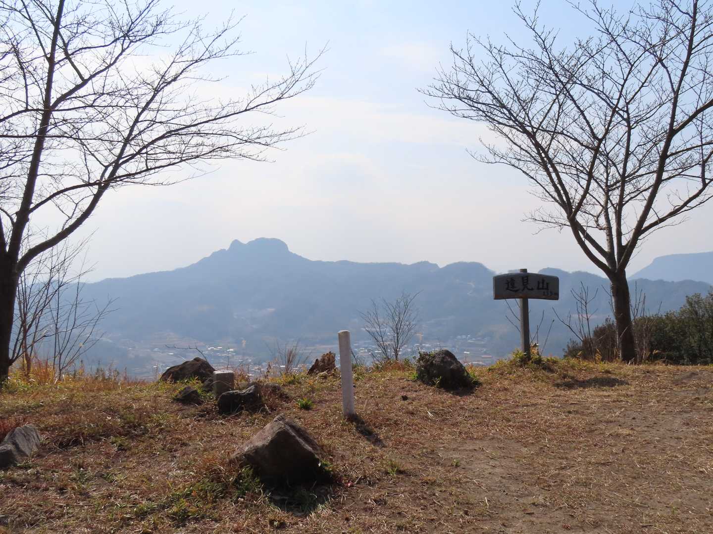 遠見山235ｍ 山頂　奥には五剣山