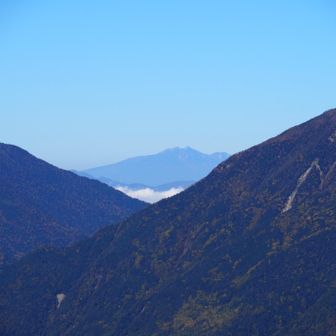 仙丈ヶ岳とアサヨ峰の間には中央アルプスも⛰️⛰️
同定した写真を間違って消してしまったので確かではないけれど、空木で合ってるかな？