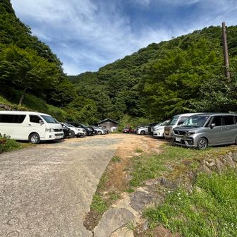 親水公園の駐車場。前来た時はここの反対側にも止めれたのに柵が設けられていて駐車できるところが減ってました。8時の時点でちょうど満車になったのか、そこに止めるか？というところに止め始めてる人がいました。
登山口から少し遠くなっても氷ノ山スキー場駐車場は大きいので止めれない心配はありません