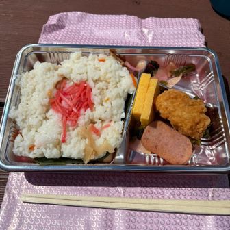 山小屋で作ってもらったお弁当美味かった