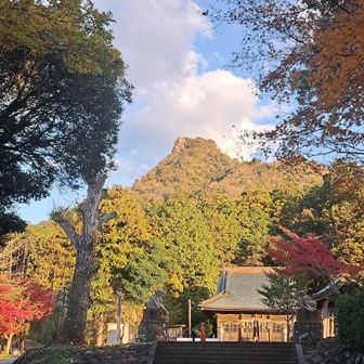 おはようございます。
伊予ヶ岳登山口の天神社に車を止めて舗装路を富山まで歩きます！
天神社のバックには千葉のマッターホルン伊予ヶ岳。
