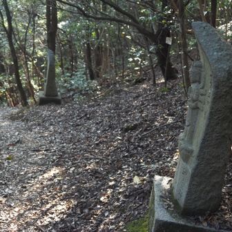 寺の上にさしかかると、お地蔵さん並んでいた