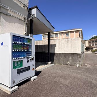 近江富士下山中に
『自販機ないかなぁーーーー😩』なんて思ってたらホンマに見つけた！！🙌

しかも住宅街だったので全くある様子も無かったけど、中学校の裏手に発見💡