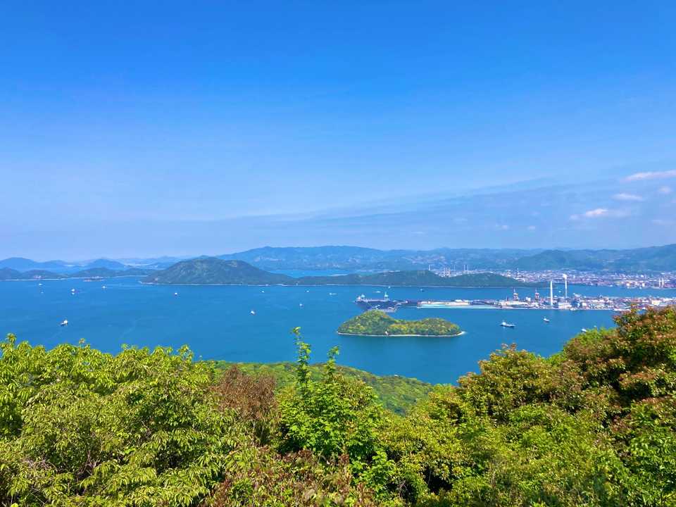 頂上広場にある展望台からの景色。
徳山湾が見渡せます。絶景です😄