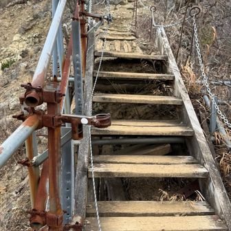 行者ヶ岳の崩壊場。
切れ落ちてるので、下りの際は要注意。