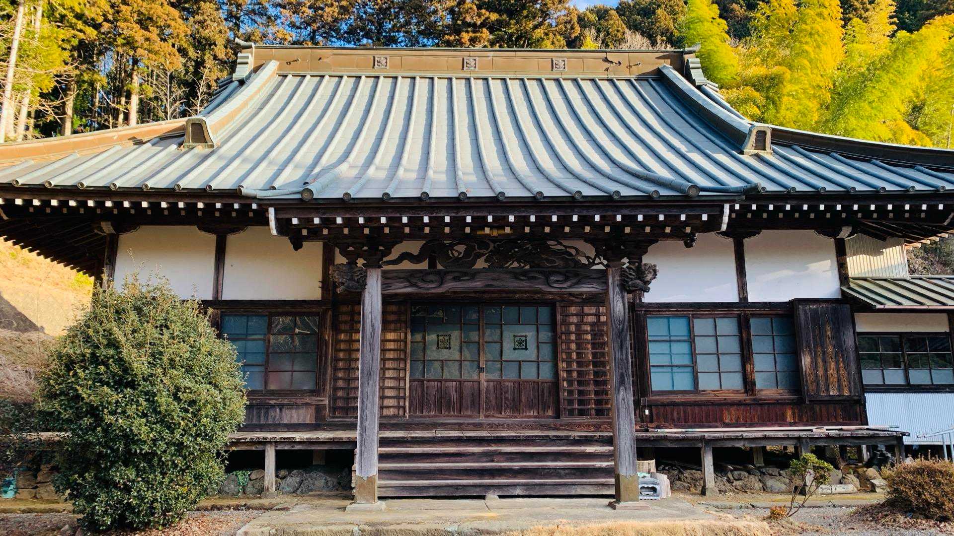 ここのお寺の家紋が、秋に登った身延山久遠寺と一緒なのを発見！身延山が近いから系列のお寺ですね。