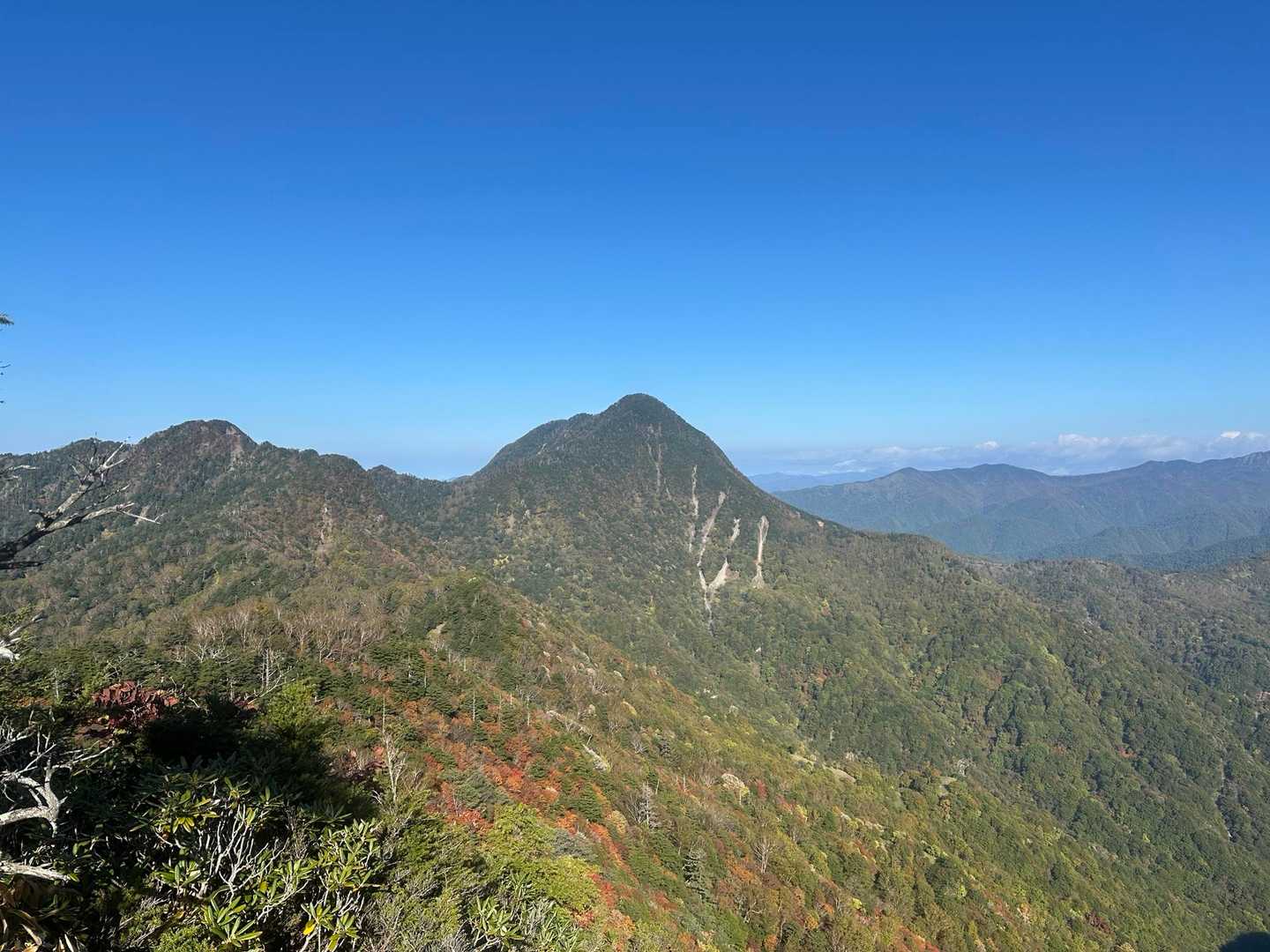 そして今から向かう皇海山の山容
ここからがこの山行の核心部に🥵