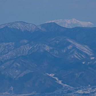 右奥に真っ白な越後駒ケ岳