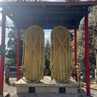 大きい草履！
鉄の巨大わらじ: 境内にある重さ2トンの
「日本一の鉄わらじ」だそうです