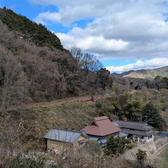 西コース登山口から
コン太が待つ　
車道コース登山口


2026　午年が　早足で駆けてくる
巳年の山　蛇円山
ギリ　今年のうちに　登頂できたっ